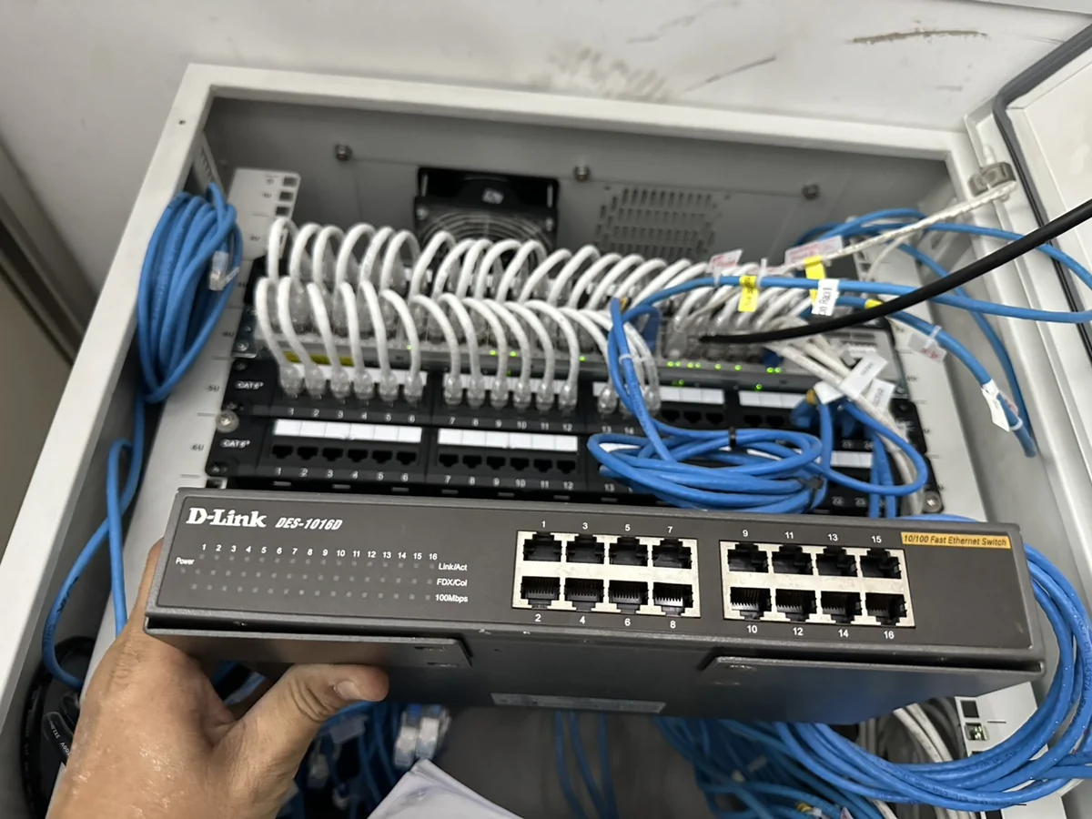 งานติดตั้ง Switch และ Patch Panel เดินสายอย่างเป็นระเบียบ